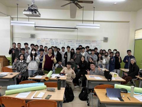 蘇彩禎 - 擔任中文思辨助教