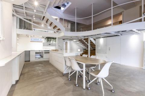 河岸蘭亭｜一站式多風格實景拍攝空間 - 極簡純白 × 挑高樓中樓，打造通透明亮的拍攝氛圍