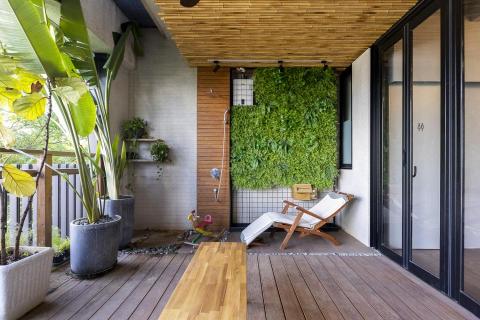 河岸蘭亭｜一站式多風格實景拍攝空間 - 充足自然採光的陽台，配有淋浴設備