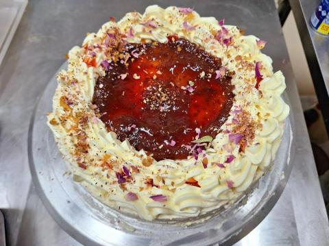 Delices de France 荻莉絲法國手工甜點 - 進階版紅絲絨，內餡手工玫瑰果醬一層，手工覆盆莓果醬一層，搭配瑞士奶油霜。