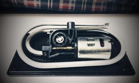 邱瑞榮 - 汽車電動後遮陽簾機構