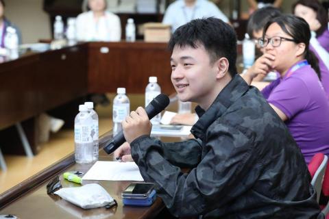 huang - 參與北京交流時積極向講師發問。