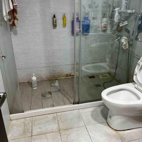 小松鼠清潔🐿️ - 浴室除霉清潔（施作前）
肉眼可見大量霉斑