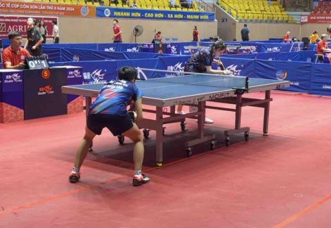 吳宥玲 - 在對面拿球發球準備這是我參加2024年越南國際邀請賽的比賽照 吳宥玲 - 在對面拿球發球準備這是我參加2024年越南國際邀請賽的比賽照