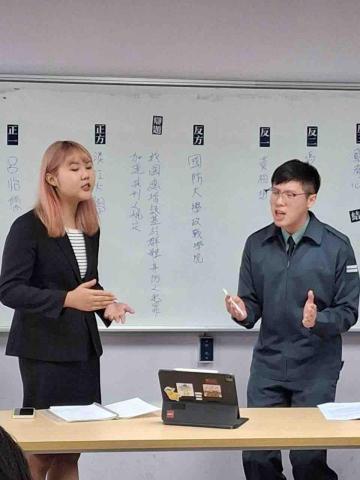 Duke - 參加辯論比賽，跳戰口語表達邏輯能力，同時也是語言藝術的盛宴