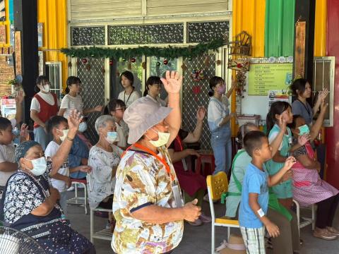 蔡宜珊 - 台東金峰部落嘉蘭教會志工（與長輩一起進行晨操）