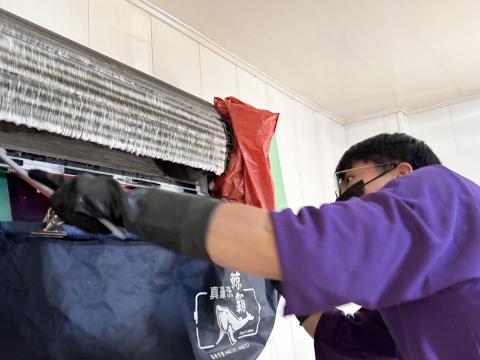 淨燁工程行 - 冷氣我們採用新型的掛洗式清洗，施工時間約1.5小時，不用拆回家，現場即可完成清洗，洗後可立即使用!
周圍家具均會使用養生膠帶包覆，不怕現場濕漉漉!