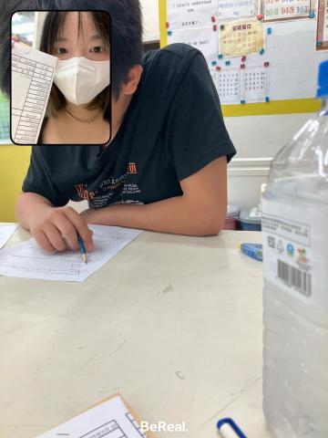 蔡孟安 - 於長頸鹿美語擔任數學課輔老師的上班照片