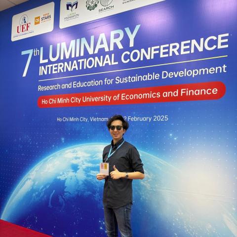 提供工作服訂做服務的專家Kris Liu