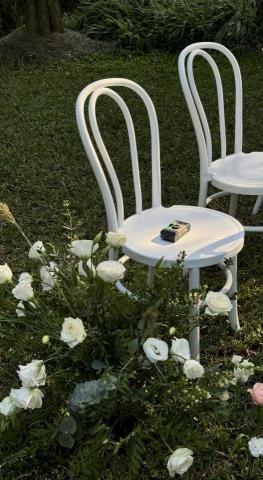 愛勾妮婚禮顧問 Agoni Wedding - 有些婚禮
像午夜微風拂過草地
沒有華麗鋪陳，卻藏著滿滿心意

每一張椅子，都為某段情感而擺
每一台底片相機，裝下的不只是畫面，而是他們的故事

我們相信，婚禮不只是形式
而是關於「你們是誰」的風格延伸

Agoni Wedding 愛勾妮婚禮顧問
專於你們的柔光戶外婚禮
開始預約2026，只為最適合的你們?