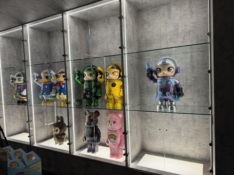 天鼎金屬玻璃工程行 - 玻璃門展示櫃