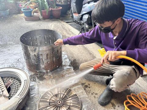 淨燁工程行 - 使用高壓水槍，將所有配件拆卸，進行全面的清潔。