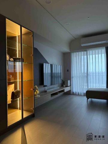 統包快手哥 - 圓弧造型天花板修飾兩側大樑