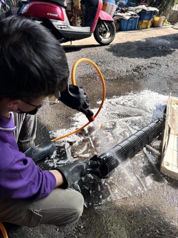 淨燁工程行 - 我們使用高壓水槍! 提升清洗效率更能深入縫隙清潔，冷氣不只是拆外殼，連風鼓都要拆下才能洗得乾淨