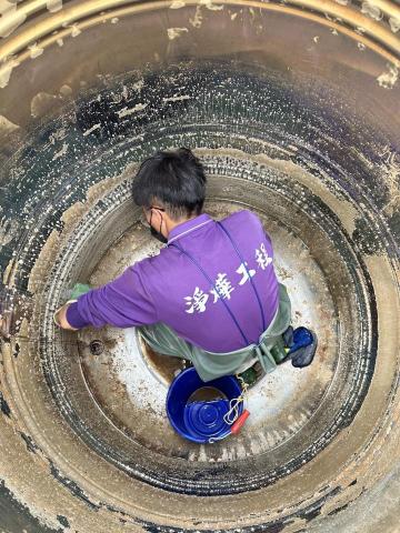 淨燁工程行 - 水塔入內刷洗，是我們敬業精神的表現!