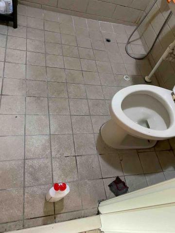 鄒鳳 - 被客戶用清潔劑洗壞的浴室。