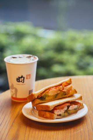 丹尼爾華森 - 丹森映像 - 客戶店家現場拍攝的酪梨鮮蝦吐司產品形象照