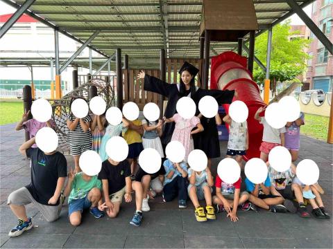 洪立穎 - 與實習期間帶領的大班孩子們合照