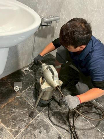 通管家 - 排水管堵塞用通管機將堵塞的毛髮和堵塞物清除