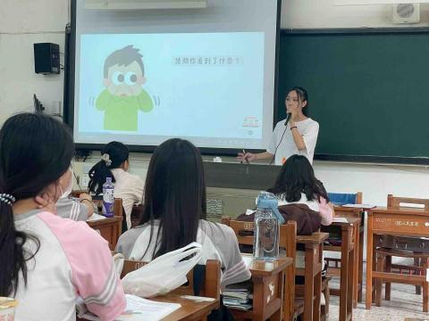 洪立穎 - 在某高中進行課程教學。