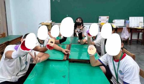 洪立穎 - 孩子們製作玩手偶的合影，緊接著討論劇情進球練習與展演