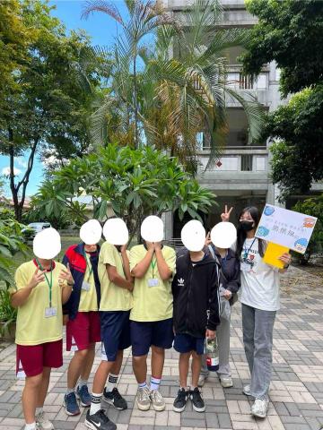 洪立穎 - 參與四週史懷哲教育服務計劃，帶領學生參與多元實作課程，提供職業試探機會！
年齡層有國小升國中，也有全國中生
我的課程為：「偶」的故事創作