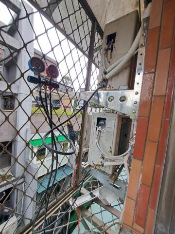 卓文勝 - 信義區公寓五樓裝機上面那台，架子較新