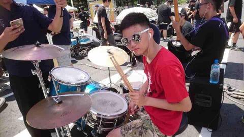 張加樂 - 搖滾世大運
近千組樂團同事演奏 張加樂 - 搖滾世大運
近千組樂團同事演奏