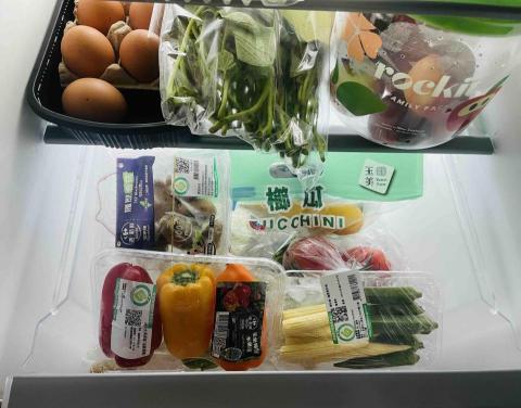 Lena - 把冰箱打扮一下，彩虹飲食⋯不同種顏色的蔬菜水果，代表地球母親蓋亞的美妙饋贈……各種維生素、營養、微量元素與植化素，雖不為我所有，但皆為我所用…