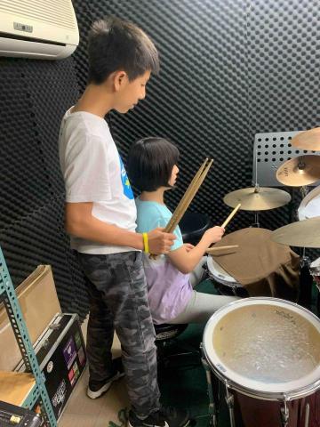 張加樂 - 哥哥監督妹妹上課
順便偷學
(這是教會的教室不是我家的鼓) 張加樂 - 哥哥監督妹妹上課
順便偷學
(這是教會的教室不是我家的鼓)