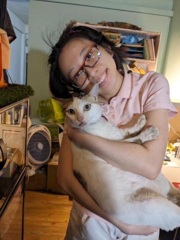 江爾亞 - 養熟後的貓咪會主動求抱抱抱