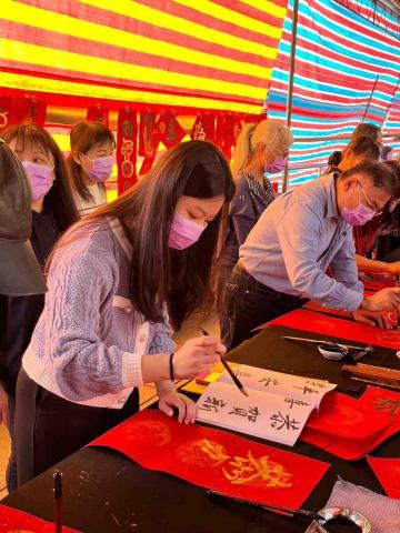 許雯媛 - 2023受邀參加泰山頂泰山巖新春揮毫