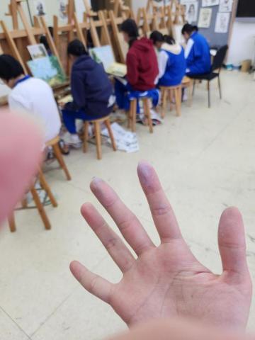 羅千雨 - 指導高中的美術油畫課