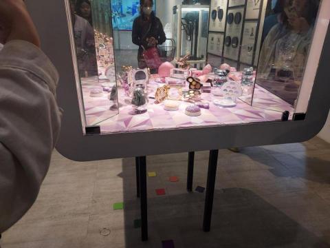 顏辰羽 - 對妝品也有點設略