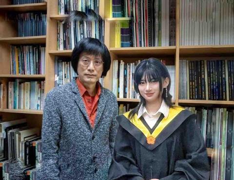 專任家教-蔡承澍 - 和崇拜的藝術家教授AI合影畢業照