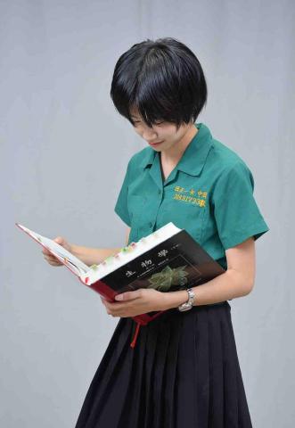 專任家教-蔡承澍 - 抱著生物專書Campbell的高中畢業照