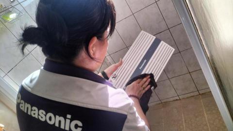 新技家電維修中心 - 女技師窗型冷氣,現場清洗保養,就是細心乾凈哦。 新技家電維修中心 - 女技師窗型冷氣,現場清洗保養,就是細心乾凈哦。