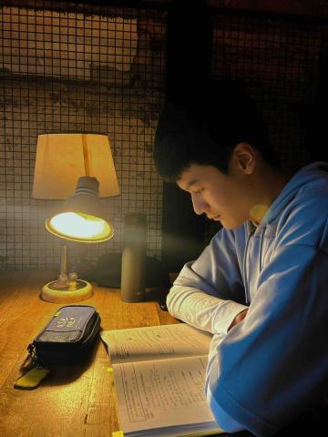 提供屏風牆服務的專家吳宥新