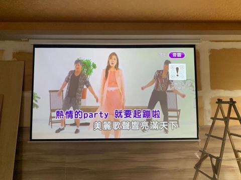 立翔企業 - 餐廳包廂
投影機 + KTV音響設備 立翔企業 - 餐廳包廂
投影機 + KTV音響設備