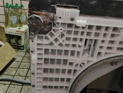 煜伸水和電維修 - LG滾筒洗衣機腳柱調整水平。