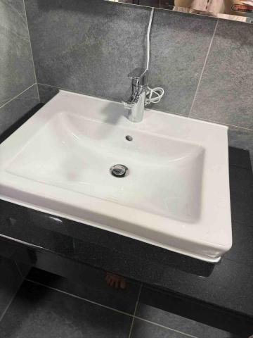 杜之容 - 衛浴洗手台除膠