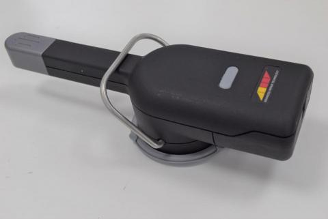 鑫明設計有限公司/謝旭明 - 汽車擋風板修復專用的UV 固化燈