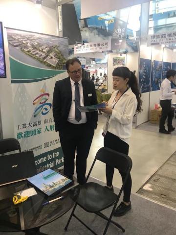 陳老師 - 海事博覽會展場英文翻譯