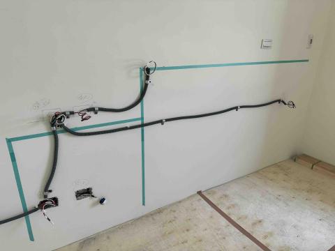 鴻睿水電空調工程行 - 初步放樣房間床頭增設插座與床頭燈條