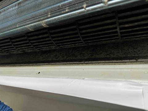鴻睿水電空調工程行 - 冷氣多年未保養，內部黴菌增生成黑色