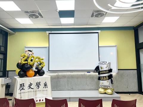 曾玟瑜 - 輔仁大學講桌佈置