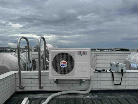 鴻睿水電空調工程行 - 頂樓安裝冷氣因無室外機落腳點此與屋主提供建議安裝位置，並以修飾軟管美化也增加銅管因外露直曬而氧化龜裂