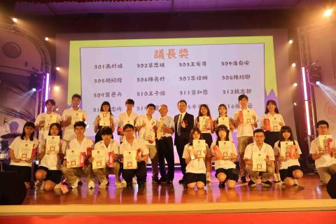 張馨云 - 議長獎畢業照 為黑色西裝校長右側第一位