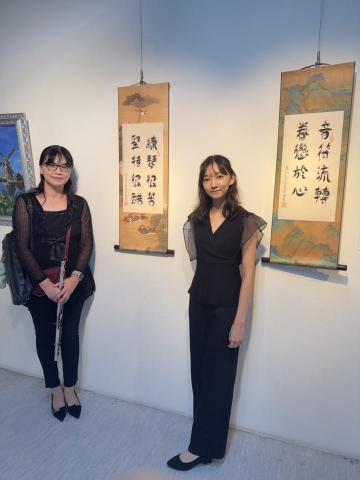 眷戀樂坊 - 高雄市大社區觀音山藝術協會展場跟黃稼薰老師的鳥蟲體墨寶合影