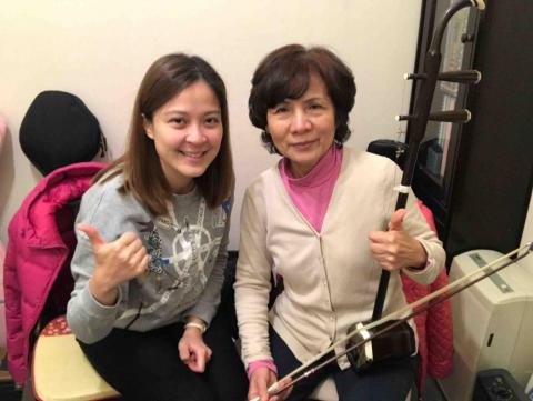 品臻音樂教室/琵琶、二胡、馬頭琴/陳家茵老師 - 家茵老師（左）指導二胡學生